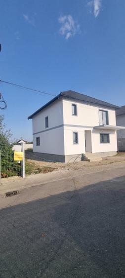 Casă individuală cu 4 camere cu Canalizare în Cristian
