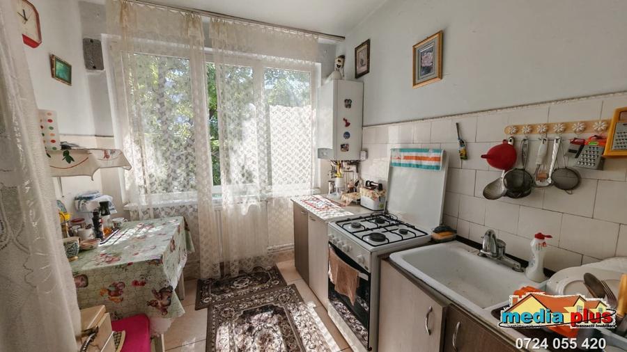 Apartament cu 4 camere semidecomandat în Micro 16