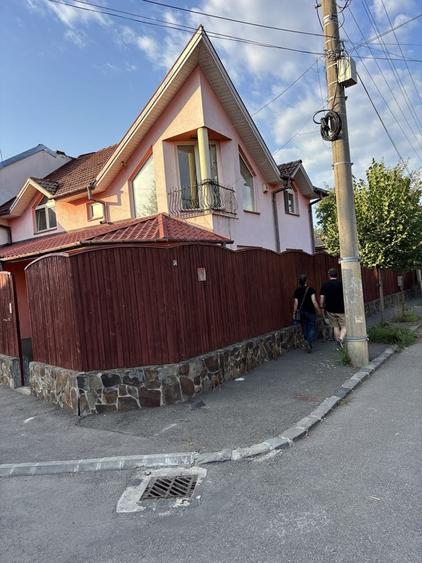 Casă cu 4 camere în Central
