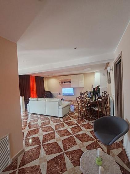 Casă individuală cu 6 camere cu Canalizare în Văleni