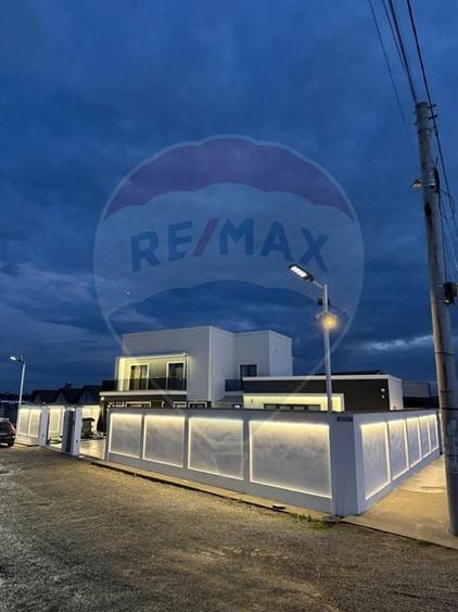 Casă individuală cu 4 camere cu Piscina în Central
