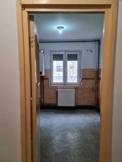 Apartament cu 3 camere semidecomandat în Boul Roșu