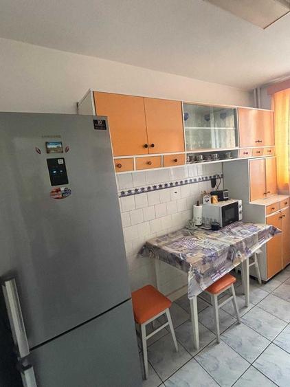 Apartament cu 3 camere semidecomandat, mobilat în Central