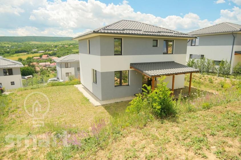 Casă individuală cu 5 camere decomandat cu Canalizare în Pata