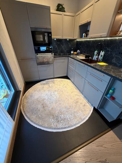 Penthouse cu 4 camere semidecomandat, mobilat în Vitan Mall