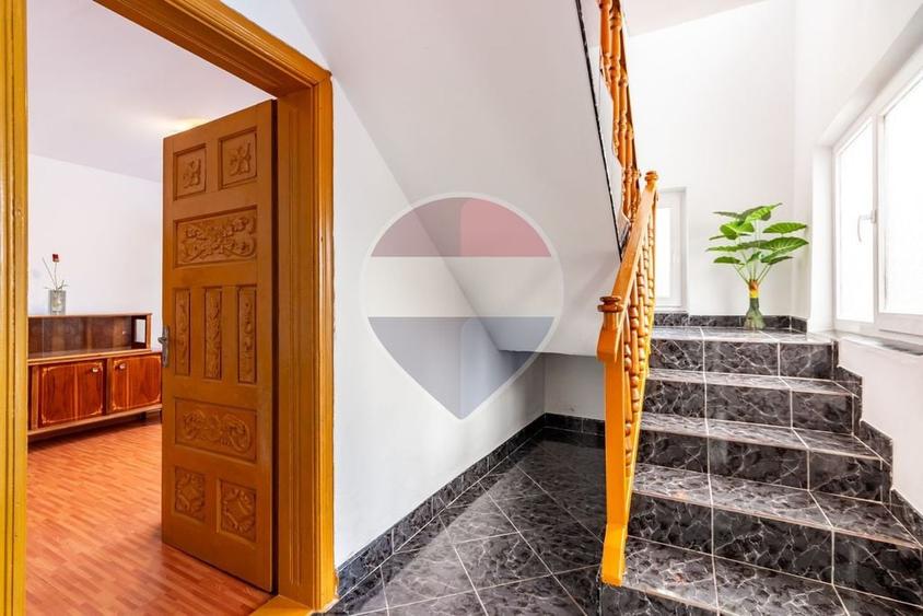 Casă cu 5 camere cu Teren 1842 Mp în Boboci