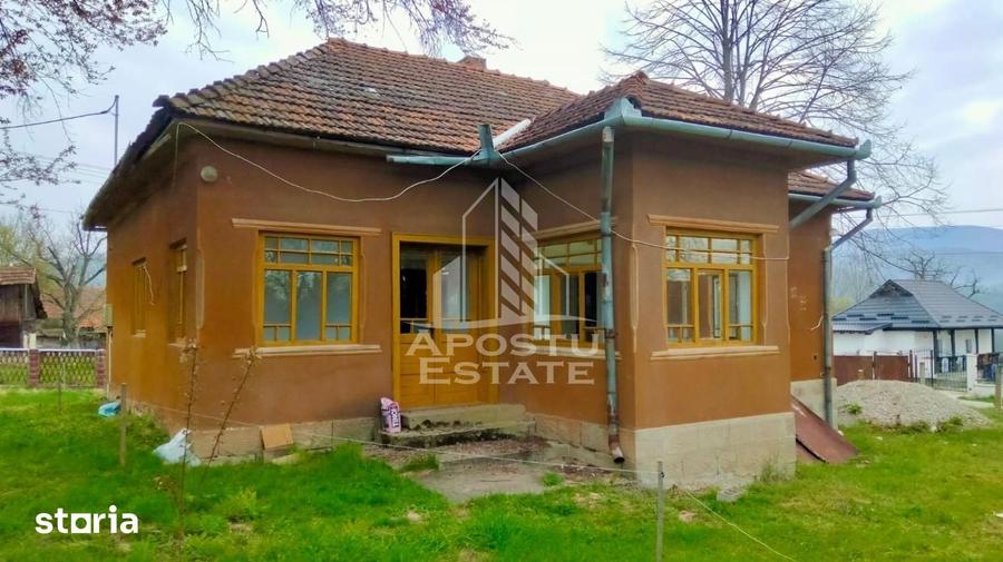 Casă cu 4 camere cu Teren 1079 Mp în Vârfurile
