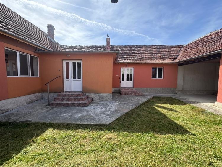 Casă individuală cu 5 camere cu Teren 3223 Mp în Josani (Măgești)