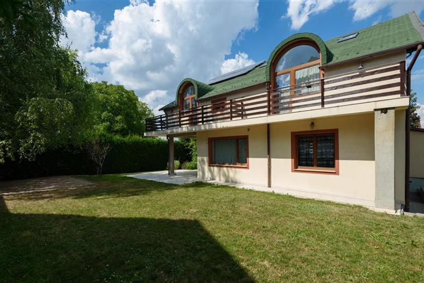 Casă individuală cu 10 camere cu Canalizare în Baciu
