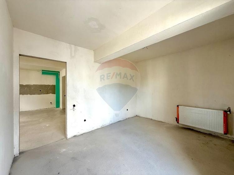 Apartament cu 3 camere semidecomandat în Florești