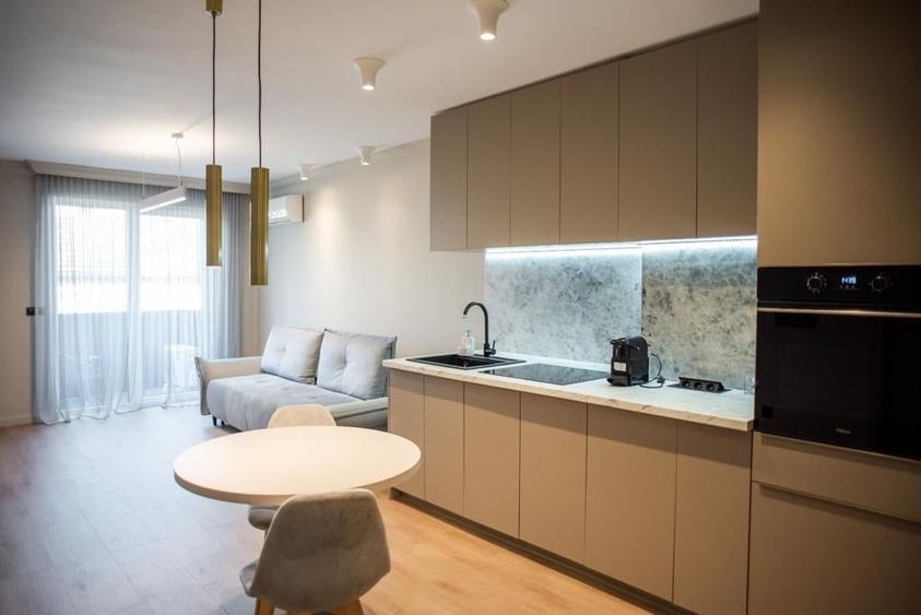 Apartament cu 2 camere semidecomandat, mobilat în Central