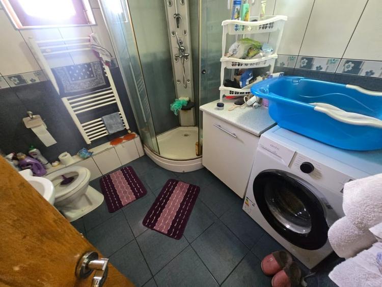 Casă individuală cu 9 camere cu Canalizare în Central