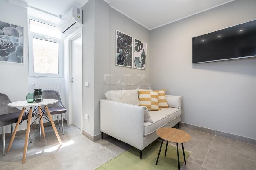 Apartament cu 5 camere decomandat, mobilat în Universitate