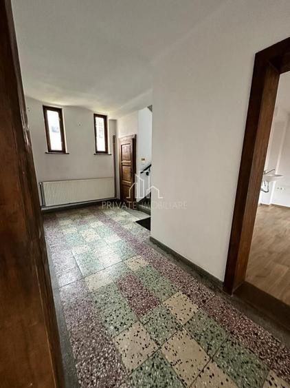 Casă individuală cu 5 camere cu Canalizare în Central