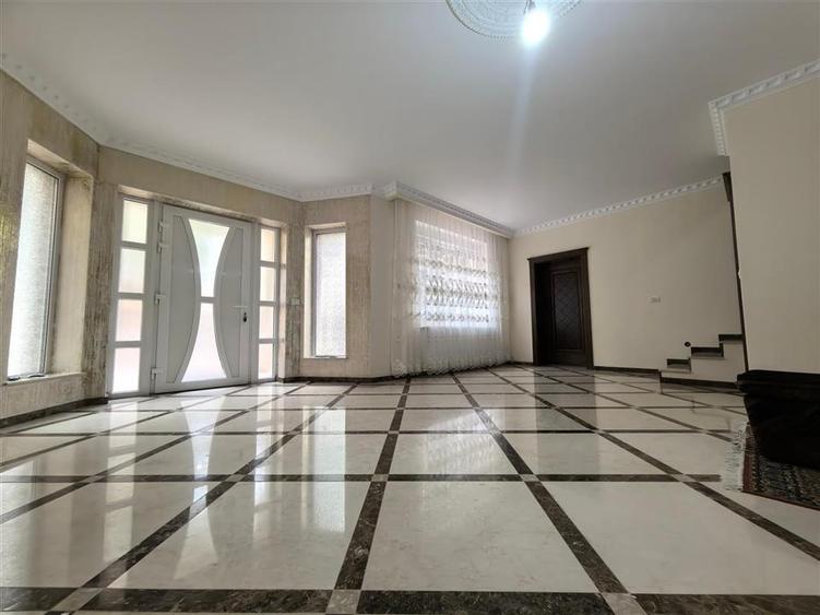Casă individuală cu 6 camere cu Teren 180 Mp în Ultracentral