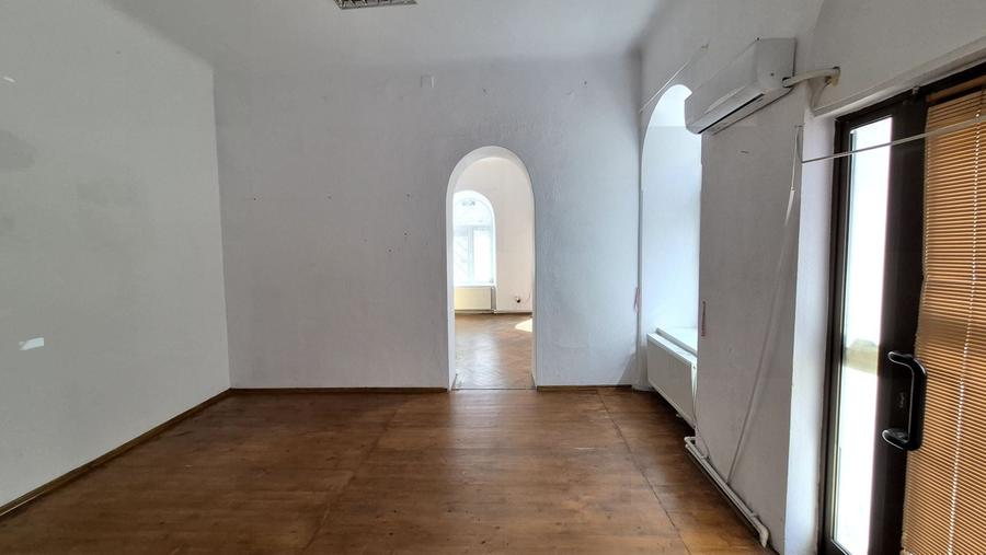 Birou, de 85 mp, în Universitate