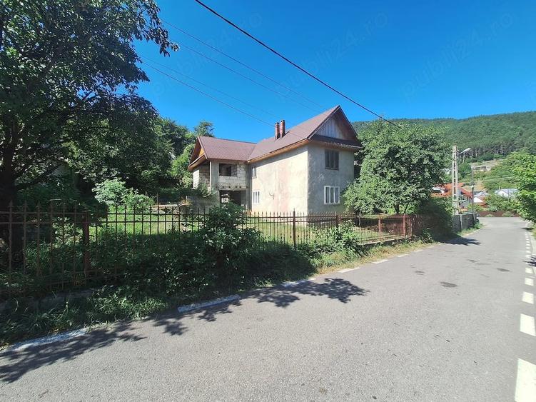 Casă cu 12 camere cu Teren 559 Mp în Tulnici