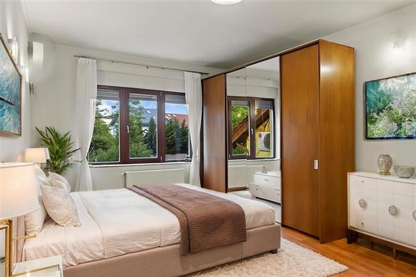 Casă individuală cu 10 camere cu Piscina în Iancu Nicolae