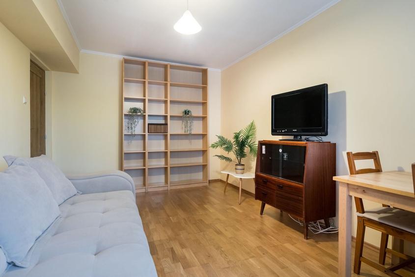 Apartament cu 2 camere decomandat, mobilat în P-ța Victoriei