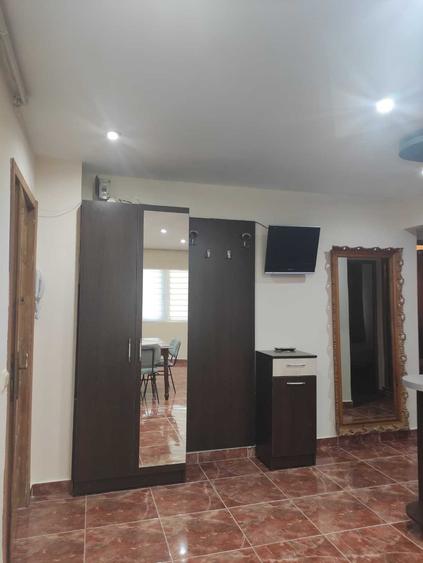 Apartament cu 3 camere decomandat în Exterior Vest
