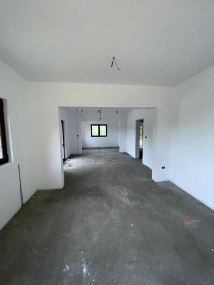 Casă cu 5 camere cu Teren 6060 Mp în Potoci