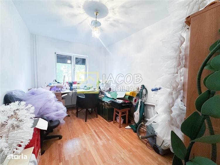 Apartament cu 3 camere decomandat în Milcov