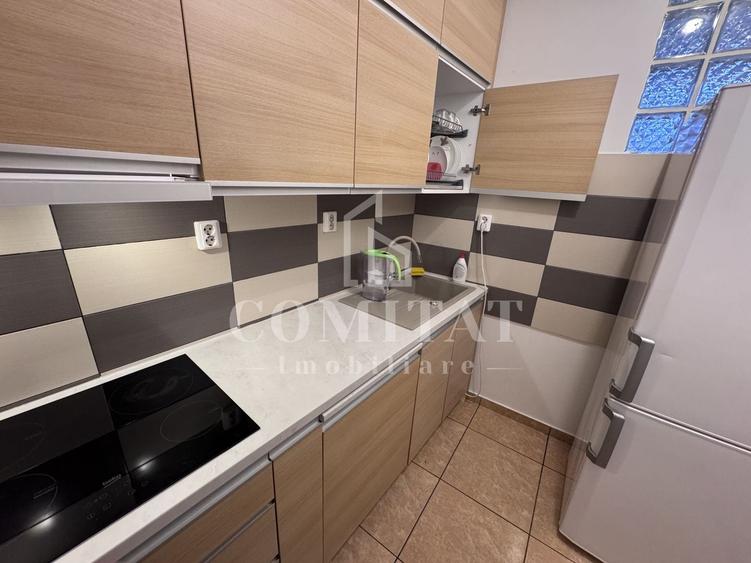 Apartament cu 3 camere semidecomandat, mobilat în Central