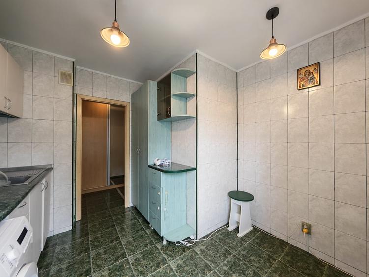 Apartament cu 3 camere semidecomandat în Drumul Taberei