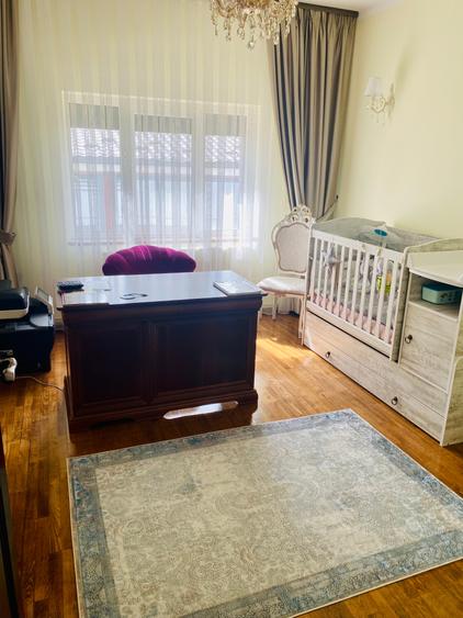 Casă individuală cu 9 camere cu Canalizare în Central