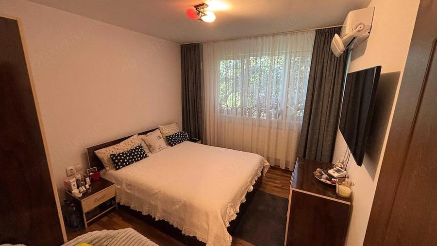 Apartament cu 3 camere semidecomandat în Jiului