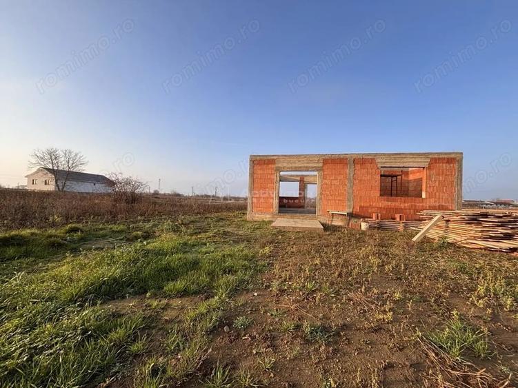 Casă cu Teren 560 Mp în Tărian