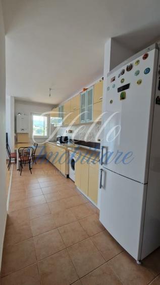 Apartament cu 3 camere semidecomandat în Florești