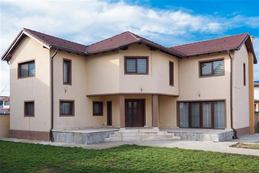 Casă individuală cu 4 camere cu Canalizare în Exterior Est