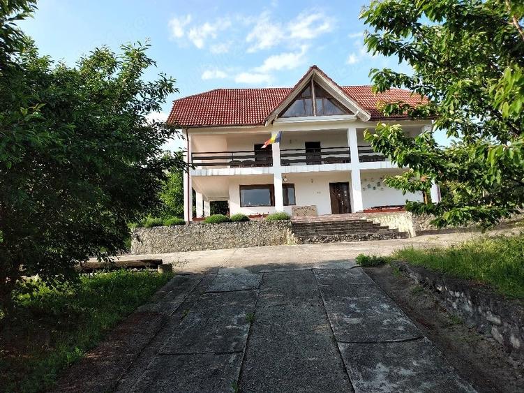 Casă cu 6 camere cu Teren 4600 Mp în Runcu