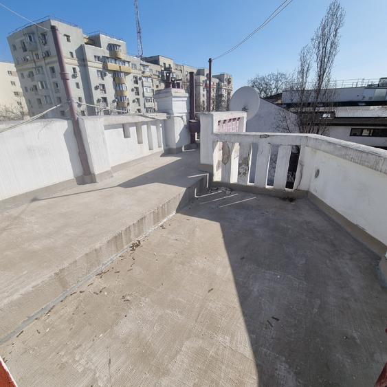 Casă cu 8 camere cu Canalizare în Barbu Văcărescu