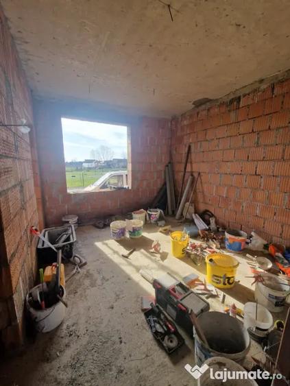 Casă cu 4 camere cu Teren 750 Mp în Cătălina