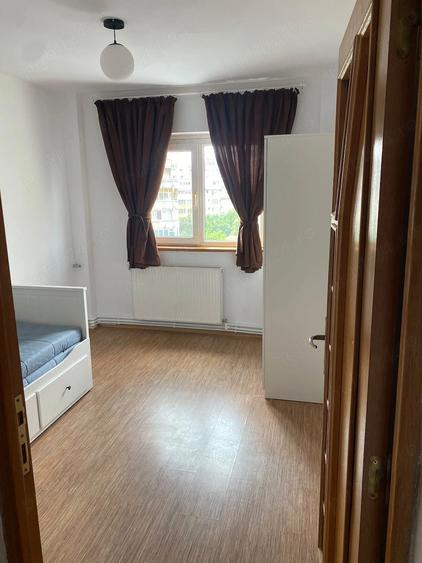 Apartament cu 4 camere semidecomandat în Timpuri Noi