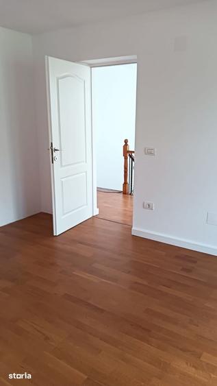 Casă cu 5 camere cu Teren 220 Mp în Central