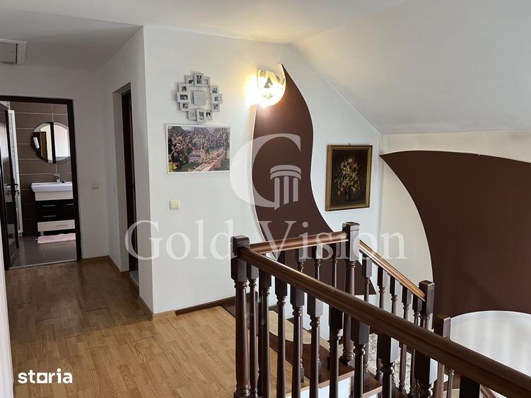 Casă cu 7 camere cu Teren 2000 Mp în Central