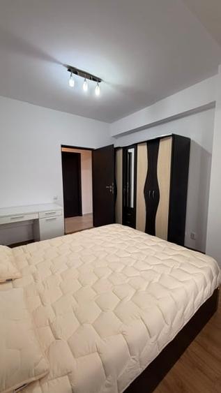 Apartament cu 3 camere semidecomandat în Moșilor