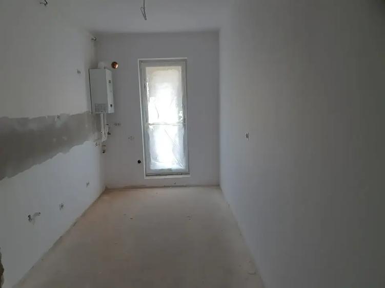 Apartament cu 3 camere decomandat în Titan