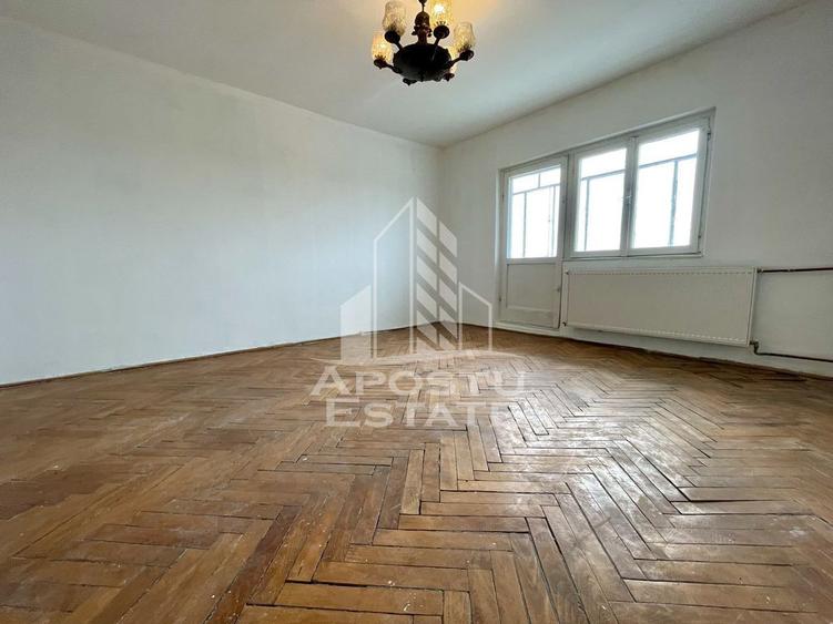 Apartament cu 3 camere decomandat în Buziașului