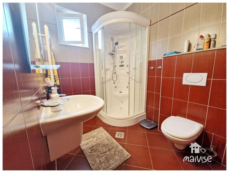 Casă individuală cu 10 camere cu Canalizare în Central