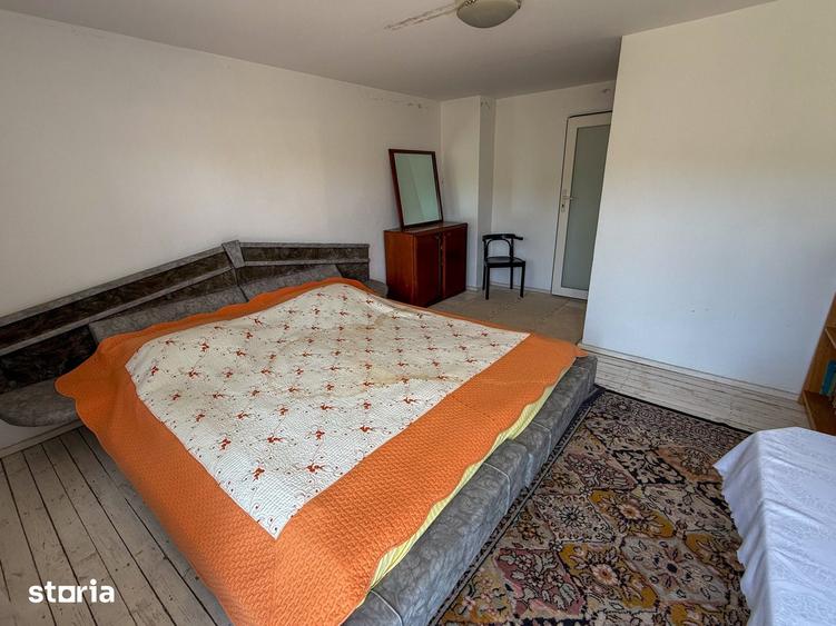 Casă cu 8 camere cu Teren 1289 Mp în Central