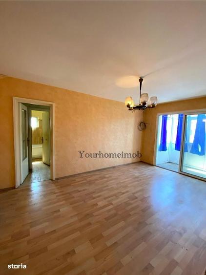 Apartament cu 3 camere semidecomandat în Craiovița Nouă