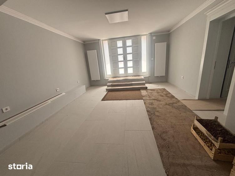 Casă cu 10 camere cu Teren 400 Mp în Copou