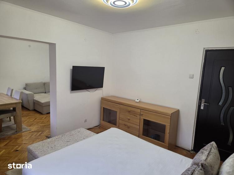 Apartament cu 3 camere decomandat în Rovine