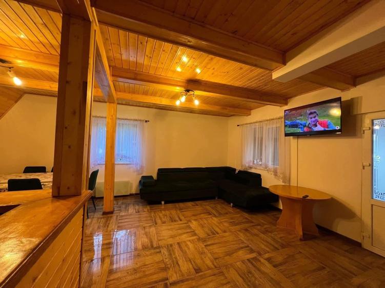 Casă individuală cu 8 camere cu Canalizare în Colibița