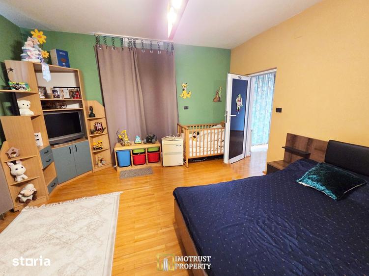 Casă cu 10 camere cu Teren 2045 Mp în Central