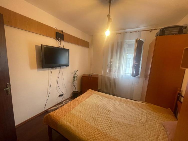 Apartament cu 3 camere semidecomandat, mobilat în Valea Rosie